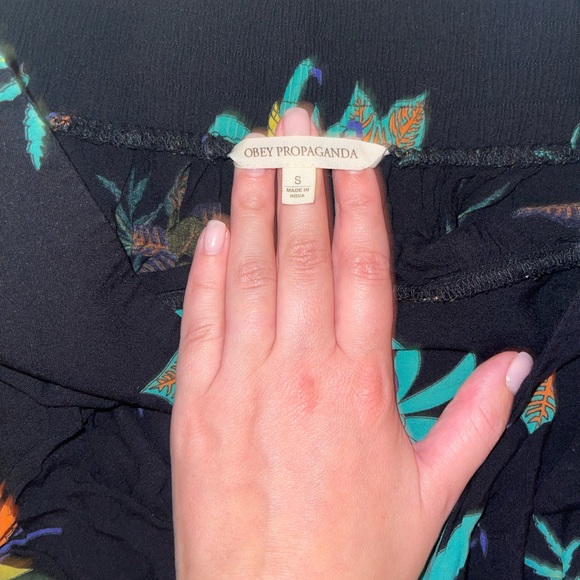 Obey shorts - Picture 2 of 3